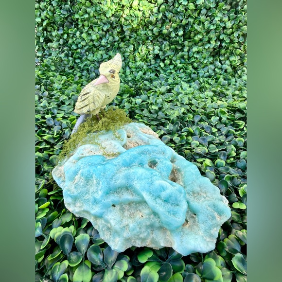 Bird carving on Blue Aragonite || Handcrafted - Picture 2 of 7